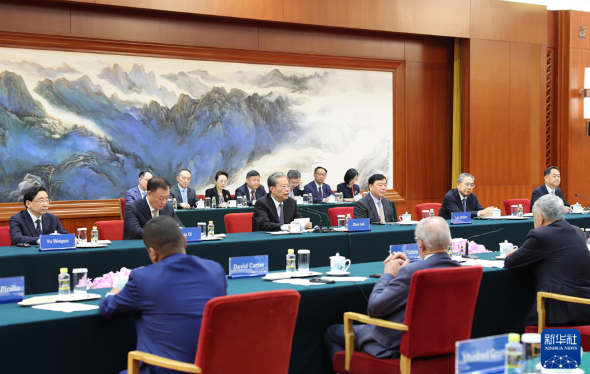 趙樂際集體會見出席2025年國際議員友好交流論壇的各國議員